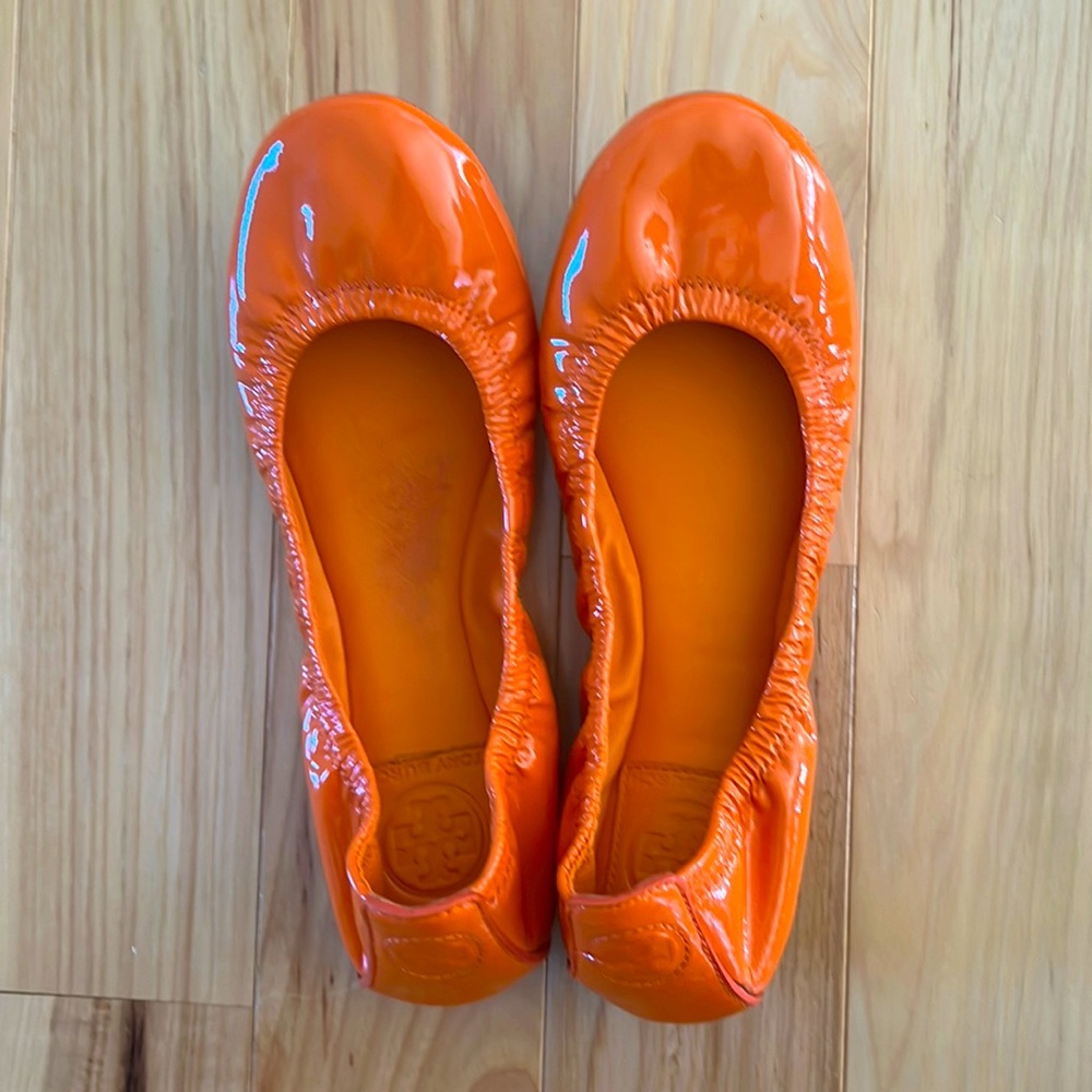 Tory Burch Eddie Ballet Flat in Patent Tory Orange